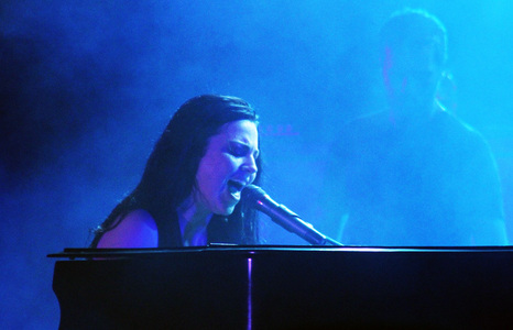  I already know how to play the acoustic and lead guitar! But I'll 사랑 to play the piano!! I mean Amy Lee plays it why not me!!