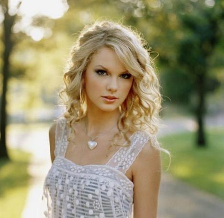  I 愛 Taylor Swift! She looks so pretty in this picture.