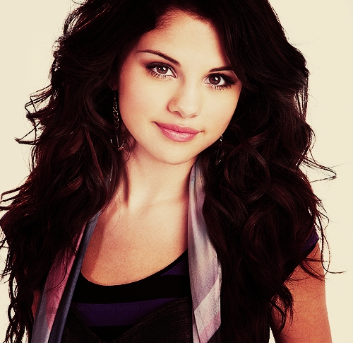 I m a bigger fan of SELENA ....She is AmAzInG <3 
But I like both of them :)
N even Support Jelena !!!
They r so cute together ......
" SELENA " is sooo Beautiful ~~~~ 
