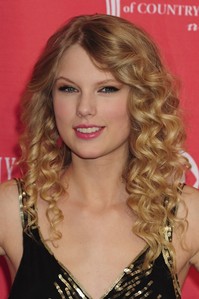  Curly haired Taylor.:}