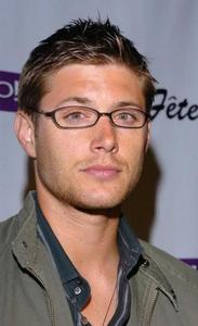  OMG! Jensen is looking pretty handsome with glasses!!