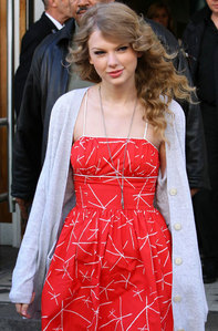 Taylor Swift wearing red.:}