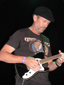  Hugh Laurie playing the gitara (-: