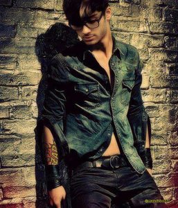  u have got to be kidding me???? Zayn duhh Justin Bieber is old news please !!!!! i mean really look at this pic JB can not beat that<3333 !!!!!
