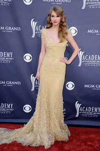  Taylor in Pale Yellow gown. :)