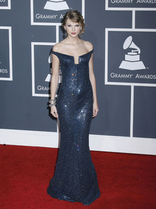  Taylor in a gorgeous gown.:}