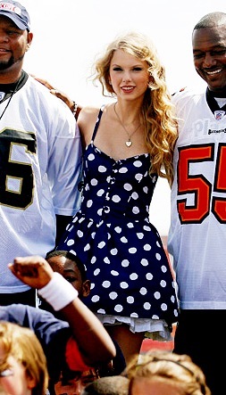  She looks really cute in this polka dot dress <13 Hope U like ?!?! >http://media.onsugar.com/files/ons1/348/3482201/35_2009/65e2160bccbe75c8_Taylor_Swift_out_in_London.jpg >http://outfitidentifier.com/wp-content/uploads/2010/06/178.jpg >http://style.mtv.com//wp-content/uploads/style/2012/04/taylor-swift-blue-and-white-striped-dress.jpg Please Check Out my enlaces even !!! :)