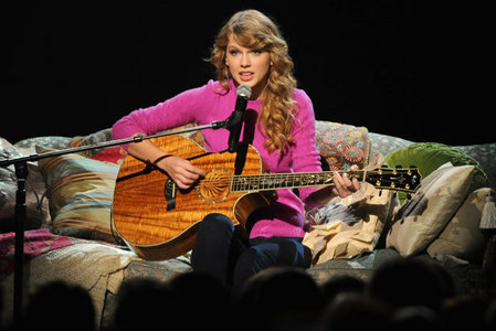  Taylor on a couch!:}