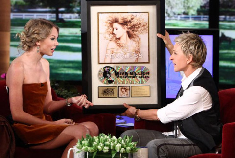  Taylor on a couch on the Ellen show.