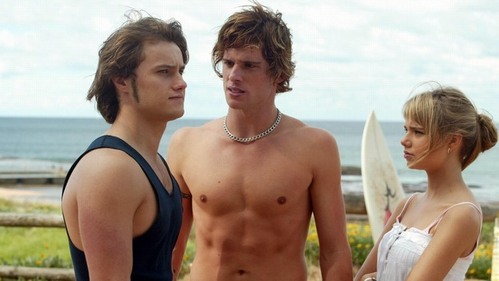  Daniel Ewing younger playing ruben in halaman awal and Away :) He is the shirtless one ;)