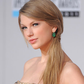 Tay with her straight hair.:}