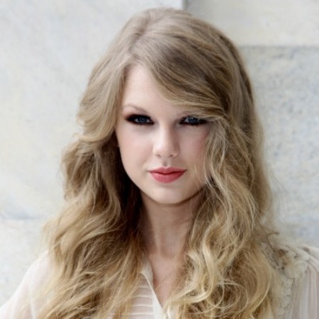 Taylor with lots of eyeliner.:}