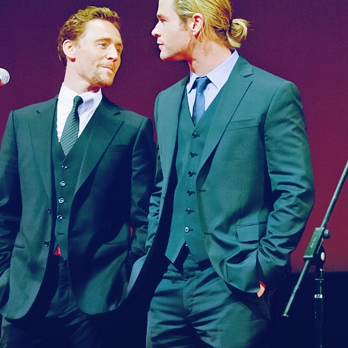  How about two smexy actors having hands in their pockets? ^_^