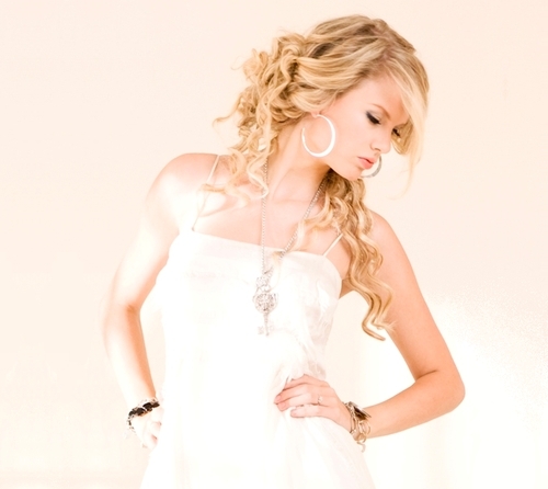  this one..^^ http://www.glamour.com/fashion/blogs/slaves-to-fashion/2012/04/02/0312-academy-of-country-music-awards-2012-best-dressed-taylor-swift-fa.jpg
