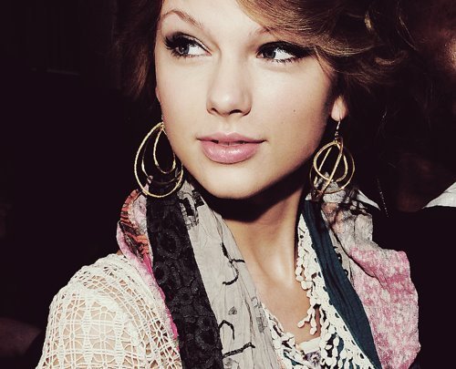  Taylor with heavy earings.:}