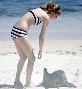  this one..^^ http://www.teenvogue.com/images/celebrity-style/2010-07/taylor-swift-beach.jpg