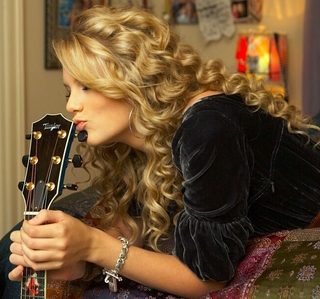 here is Tay kissing her guitar.:}