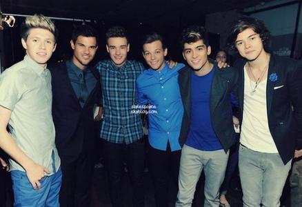 One Direction with Taylor Laughtner :) This is really baru-baru ini sejak the way.