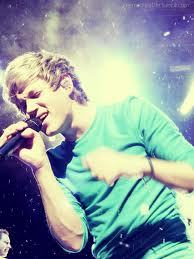  Niall 唱歌 with his beautiful voice!! there's nothing 更多 beautiful than that!!