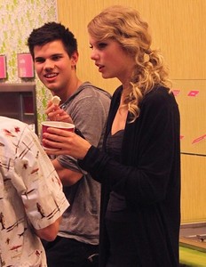 mine...:)

same pic in big ...

http://www3.pictures.zimbio.com/fp/Taylor%20Swift%20Taylor%20Lautner%20Getting%20Ice%20Cream%20XJVd206z1tFl.jpg