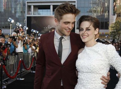 Robert with his arm around Kristen's waist,at the Eclipse premiere.I love this pic of them together.
