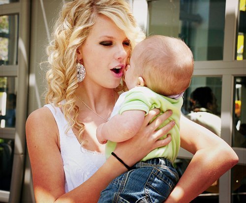 taylor swift with a kid...:)