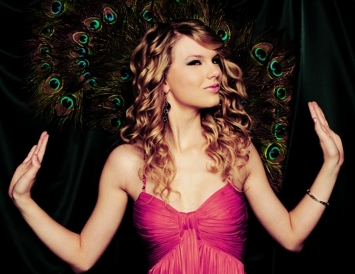 Taylor Swift in pink!:}