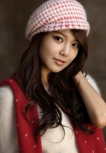  I like knit hadiah because they look cute, cool, pretty and adorable on people and fashionable, I also like the colours and the patterns on knit caps/hats! <33 SooYoung(from SNSD) in a knit cap:::
