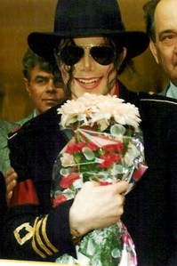  HAPPY BIRTHDAY!!! >- - (^_^)- -< And here's Michael with flores for you...