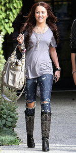 Miley cyrus and her Balenciaga giant pompom bag with the addition of drawstring to close the bag.
lubbing her style <3 <3