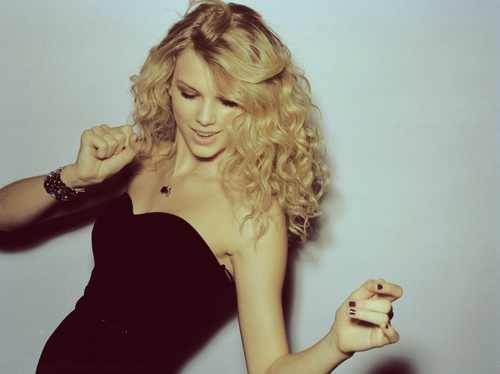 I love this pic of Taylor!!! Hope you like it as much as I do :)