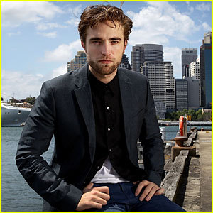  this is a very récent pic of Robert Pattinson who is in Australia to begin the BD part 2 promotion tour.