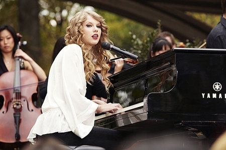  Taylor doing a concert.:}