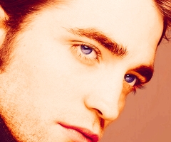  I think Robert Pattinson has beautiful blue eyes.Here is a pic of Robert and his beautiful baby blues.