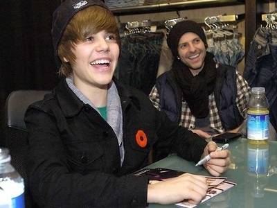  Justin Bieber is Left-handed he tends to hook his wrist when Письмо maybe he needs a swanneck pen. www.swanneckpen.com