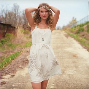 taylor swift is so beautiful. she inspiers everyone.