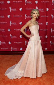  Taylor rápido, swift with a rosa, -de-rosa dress.:}