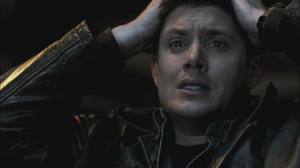  Jensen Ackles crying in his tv 显示 邪恶力量 as the character Dean Winchester ;)
