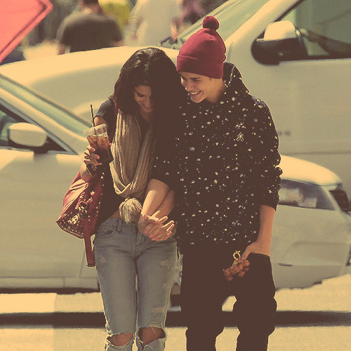 Jelena <3 :D
Really cute smiles ....
N really cute picture 