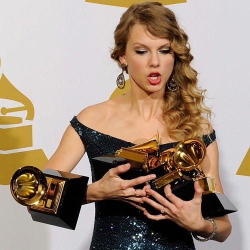  mine i love the pic !!! tay won so many awards that she couldn't hold them in her hands!!! tay rocks:):)