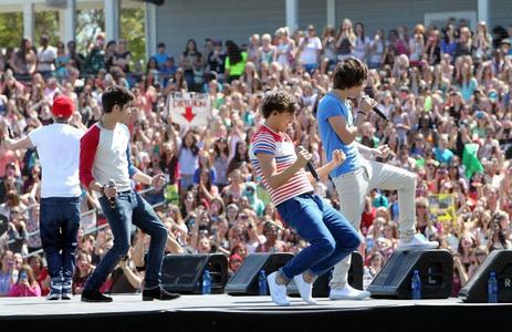  Oh Louis and his hip thrusting...