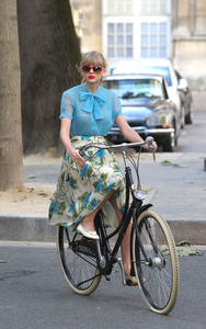  I realy like your work & I thought toi might like this picture :) I found it par googling pictures of Taylor rapide, swift walking on the street. There's alot of nice ones :)