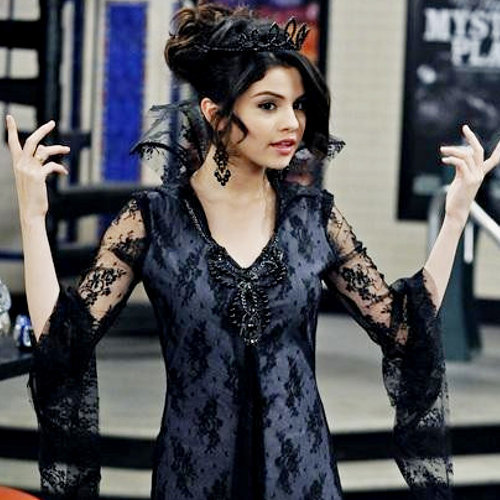  Selena Gomez as the wicked クイーン from WOWP I dunno why, but this one's my お気に入り heh-heh-heh