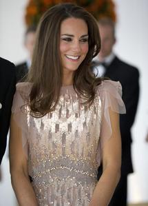  Kate Middleton 或者 Lady Catherine. From what I've seen, she's a really sweet person, very kind. She also seems to really care about people. She doesn't hide herself away from people, even the people who butt into her personal affairs like her pregnancy 或者 posting those nude pics of her. 或者 even the ones creating false rumors about her before her marriage to Prince William. She just goes 由 with a smile. And she's absolutely gorgeous.