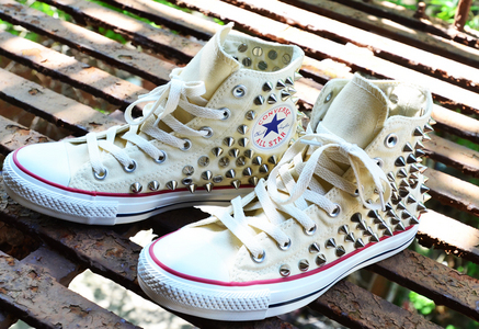 My fav shoes are <i>converse</i> this's my style and are so confortable ^.^