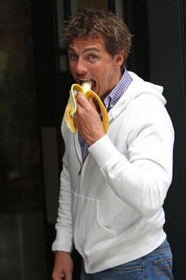  John barrowman eating a pisang ;)