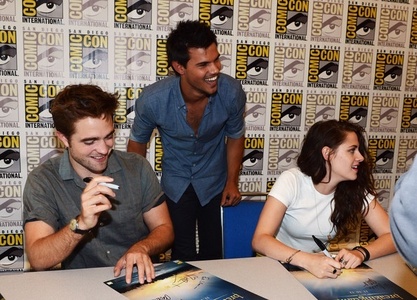  My Taylor at Cosmic Con with Rob and Kstew :)