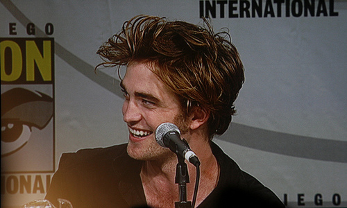  here is my sweet,handsome Robert at the very first Twilight Comic-Con in 2008,which is in my hometown of San Diego.Sadly,I was not at this Comic-Con,but I was at the New Moon and both Breaking Dawn Comic-Cons.<3