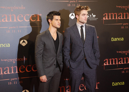  WARNING:This pic will cause drooling,screaming,fainting and сердце palpitations!!!Here is my sexy,stylish Robert wearing a suit and tie,with his co-star,Taylor Lautner wearing a suit minus the tie.Robert+Taylor=2 hot 2 handle!!!!!!!<3<3<3