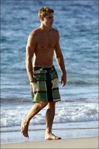  Justin on a Hawaiian bờ biển, bãi biển on New Year's ngày 2009